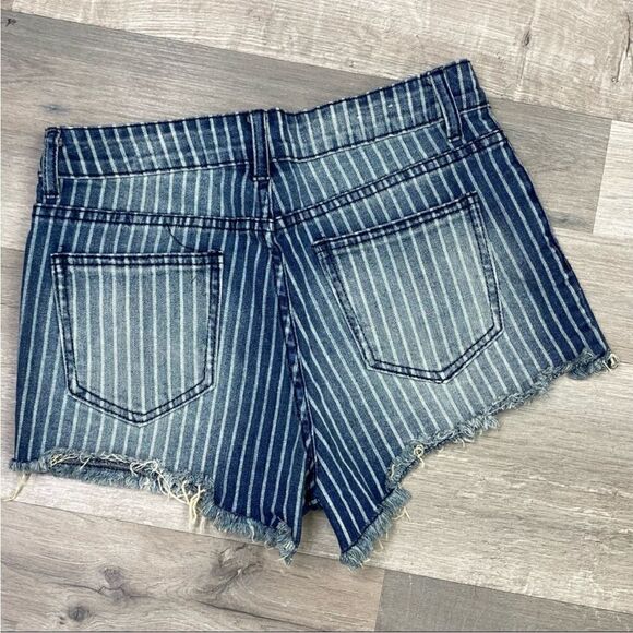 Freestyle Revolution Pinstriped Raw Hem High Rise Jean Shorts Juniors 7 - Picture 2 of 10